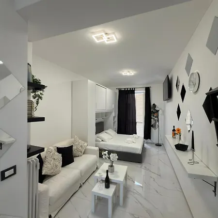 Apartment Black & White - Politecnico
